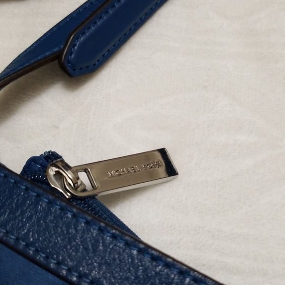 Micheal micheal kors cross body purse - Picture 3 of 8